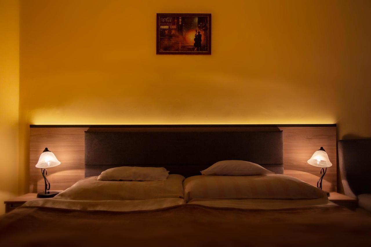 Alabastrom Panzio Es Etterem Bed & Breakfast โบกาช ภายนอก รูปภาพ
