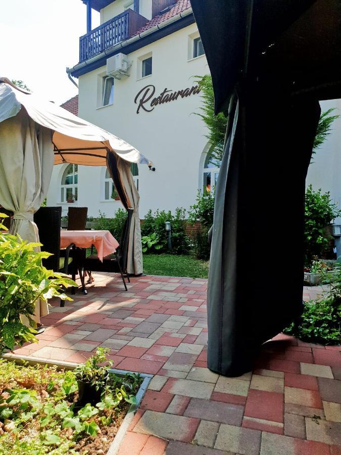 Alabastrom Panzio Es Etterem Bed & Breakfast โบกาช ภายนอก รูปภาพ