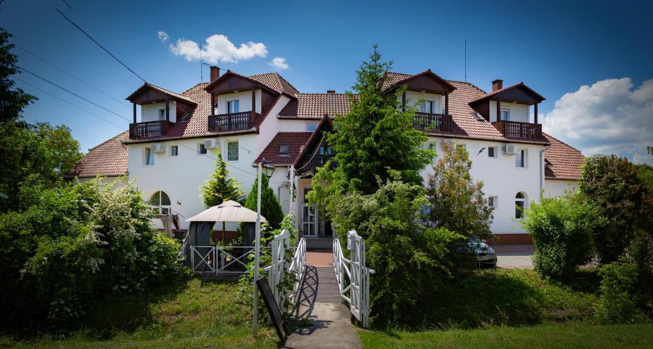 Alabastrom Panzio Es Etterem Bed & Breakfast โบกาช ภายนอก รูปภาพ