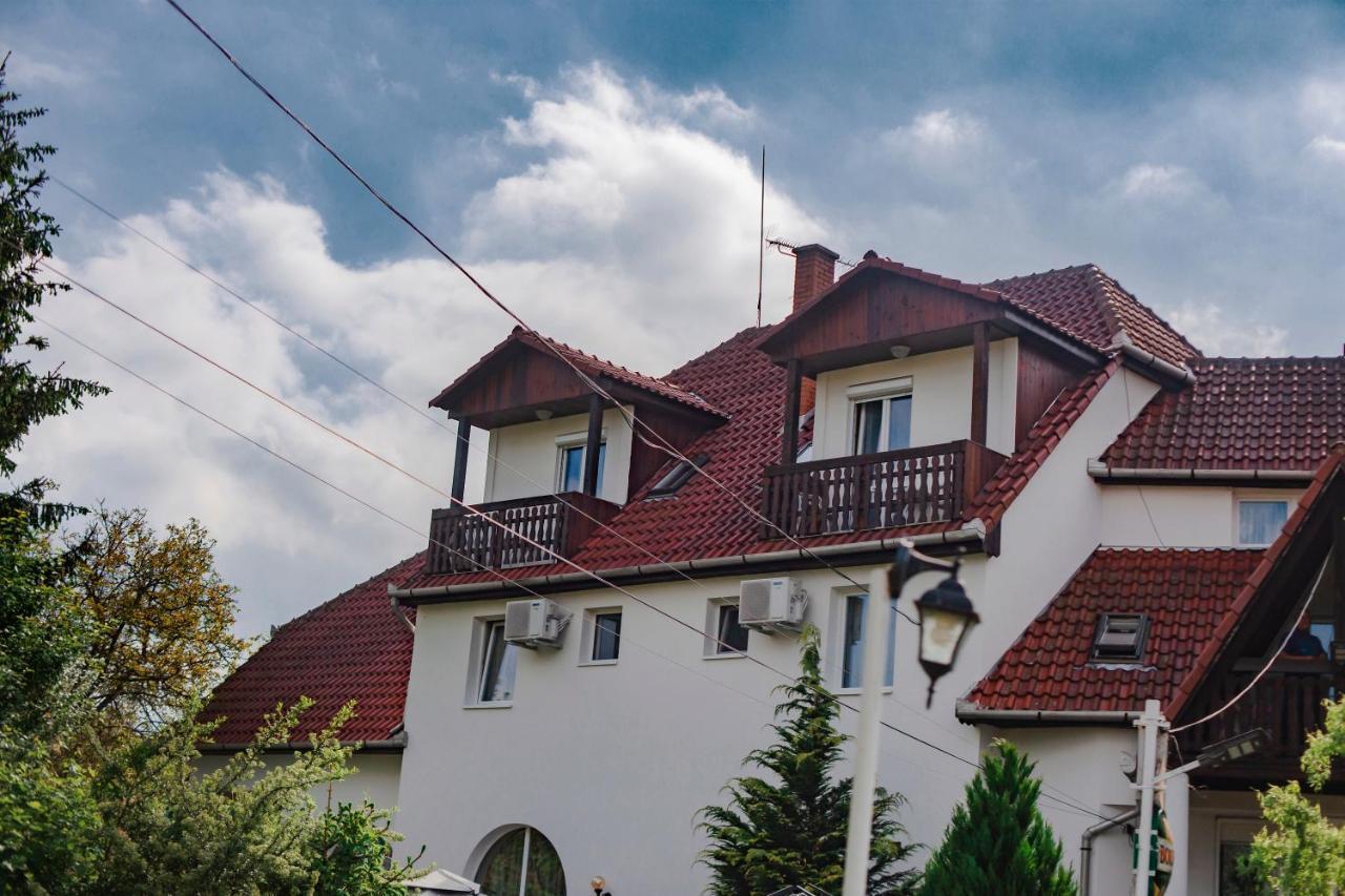 Alabastrom Panzio Es Etterem Bed & Breakfast โบกาช ภายนอก รูปภาพ